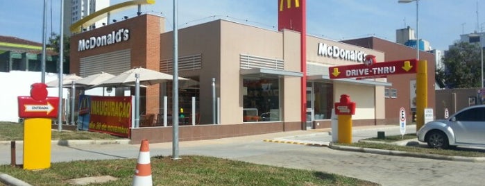 McDonald's is one of Orte, die Luis gefallen.