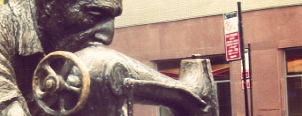 The Garment Worker Statue is one of Kimmie: сохраненные места.