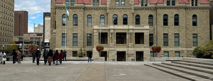 City Hall is one of Tempat yang Disukai Connor.