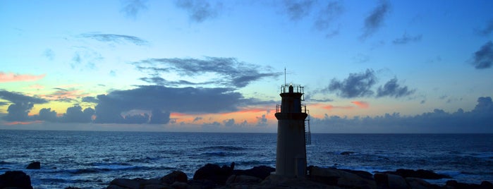 Faro de Punta da Barca is one of Costa da Morte en 2 días.
