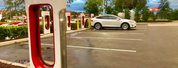 Tesla Orlando Supercharger is one of Caio Weilさんのお気に入りスポット.