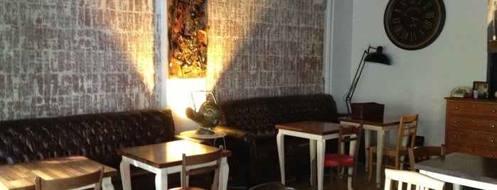 Bast Cafe Kitap is one of สถานที่ที่ Mina Sedef ถูกใจ.