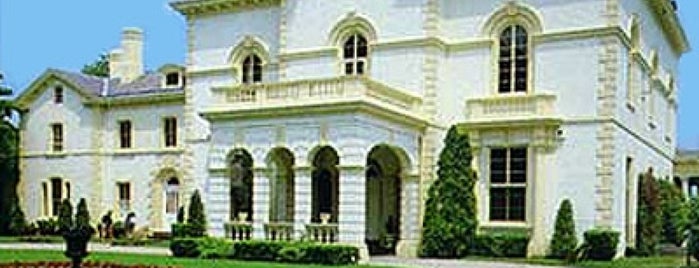 Astors Beachwood Mansion is one of Lugares favoritos de IS.