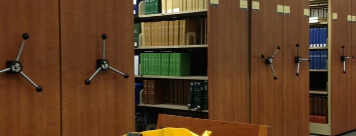 Law School Library is one of Lugares favoritos de Stephanie.