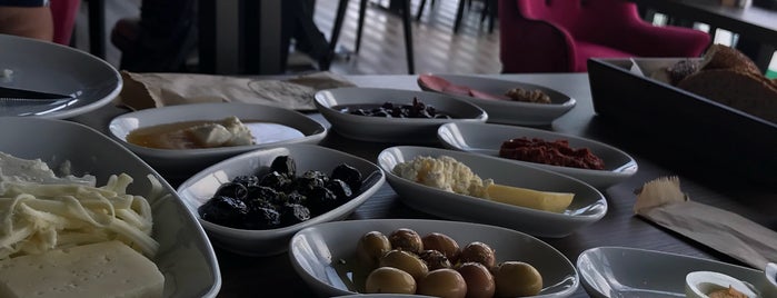 Nora Fırın Cafe & Patisserie is one of Posti che sono piaciuti a Pelin.