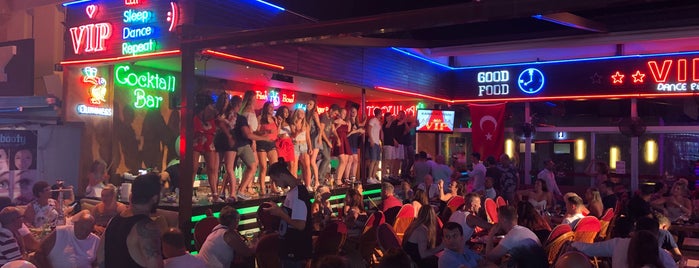 Vip Dance Bar is one of สถานที่ที่ Özden ถูกใจ.