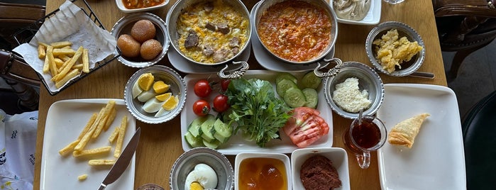 Venedik Lunch Cafe is one of Tempat yang Disukai Özden.