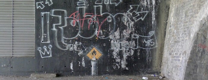 Robbo Vs Banksy is one of London 🇬🇧 💂🏻‍♂️ 🚇.