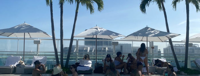 1 Hotel South Beach Rooftop & Lounge Bar is one of สถานที่ที่ spark ถูกใจ.