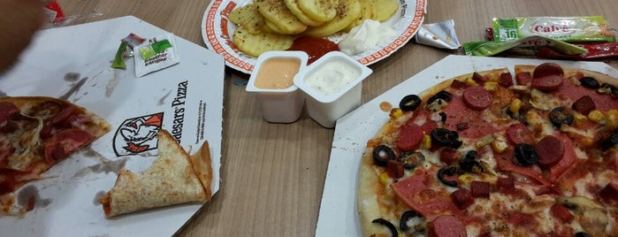 Little Caesars Pizza is one of Gulden'in Beğendiği Mekanlar.
