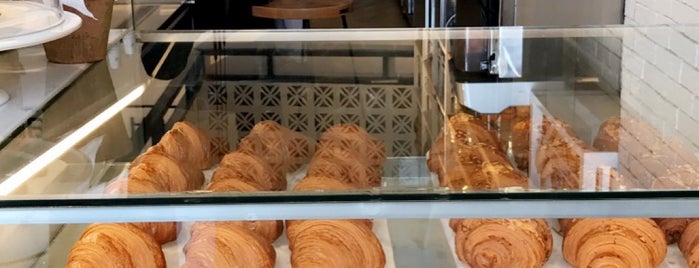 Easy Bakery is one of Locais salvos de Queen.