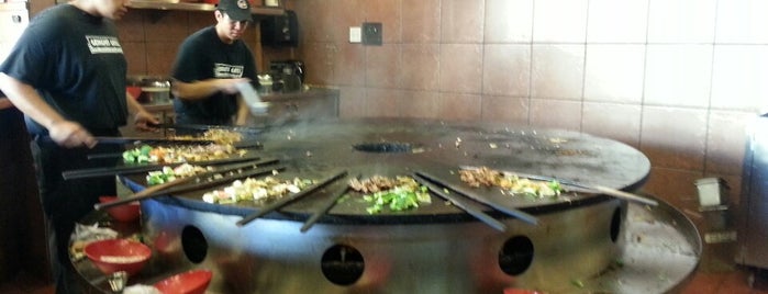 Genghis Grill is one of Tempat yang Disukai Zach.