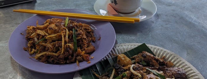 Sin Seow Fong Lye Cafe is one of Penang Char Koay Teow.