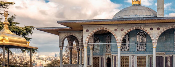 Palais de Topkapı is one of The 10 Best Istanbul Landmarks.