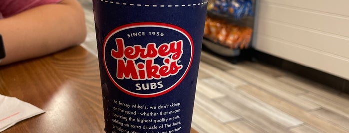 Jersey Mike's Subs is one of สถานที่ที่ Lizzie ถูกใจ.