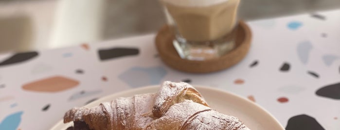 Noww Croissant’s & Coffee is one of สถานที่ที่ Doğukan ถูกใจ.
