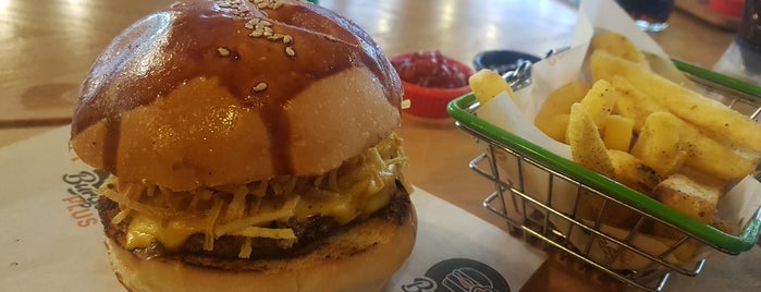 BurgerPlus is one of สถานที่ที่บันทึกไว้ของ Emre.
