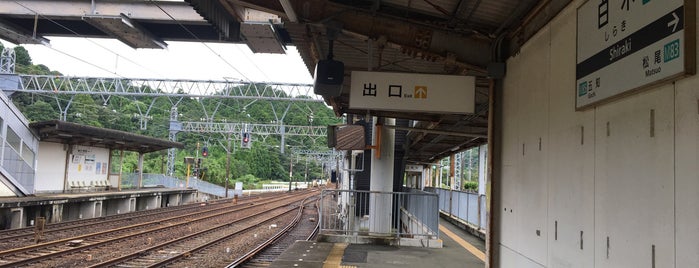 Shiraki Station is one of 近鉄山田線・鳥羽線・志摩線.