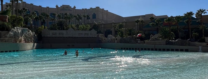 Mandalay Bay Beach is one of Orte, die Paul gefallen.