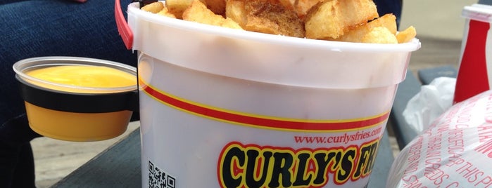 Curly's Fries is one of Tempat yang Disukai Jennifer.