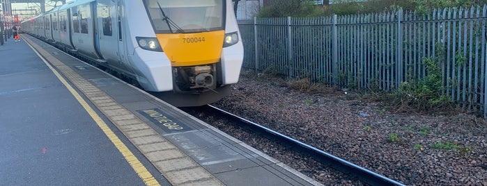 Luton Railway Station (LUT) is one of Locais curtidos por Yener.