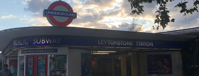 Ealing Broadway Railway Station (EAL) is one of nonna.