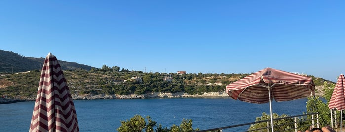 Loutraki Sea Side Bar is one of Girit.