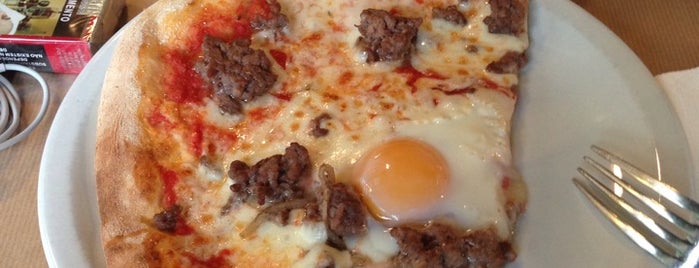 Pizza Vesuvio is one of Locais curtidos por Sergio M. 🇲🇽🇧🇷🇱🇷.