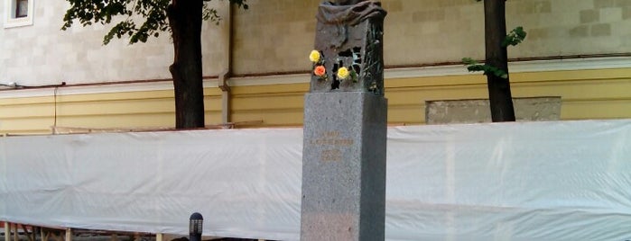 Bustul lui Emil Loteanu is one of Кишинёв.