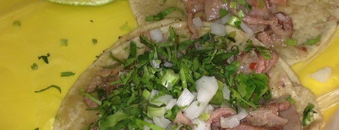 Tacos Al Pastor Los Güeros is one of สถานที่ที่ Alberto ถูกใจ.