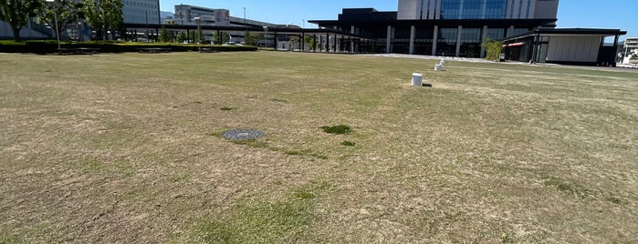 西口駅前広場 is one of 公園.