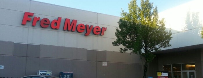 Fred Meyer is one of Lieux qui ont plu à Coffee Villa.