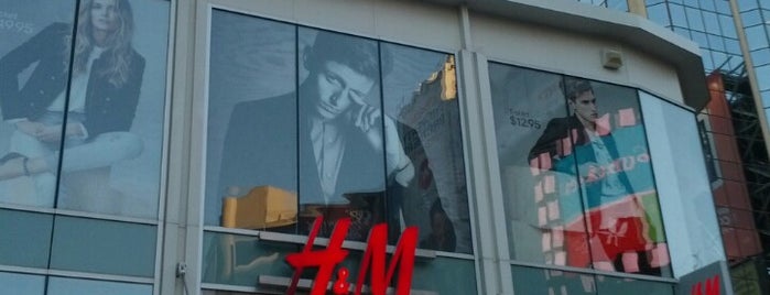 H&M is one of Lieux qui ont plu à Ronaldo.
