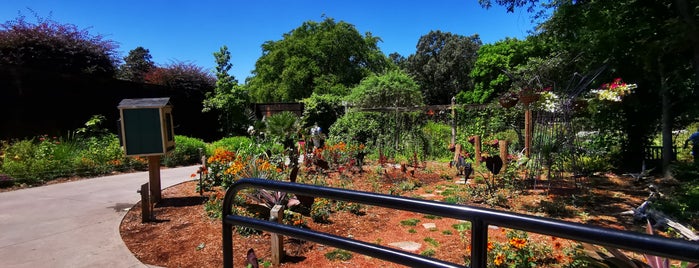 Waterfall Junction at Riverbanks Zoo & Botanical Garden is one of Tempat yang Disukai Lizzie.