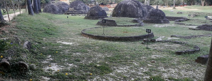 Kadurugoda Ancient Vihara is one of Jetsettin Locales.