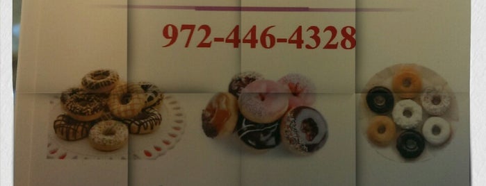 Maple Donuts is one of Tempat yang Disukai Russ.