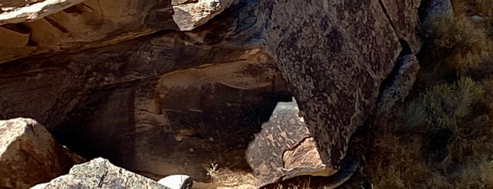 Newspaper Rock is one of Orte, die Dylan gefallen.