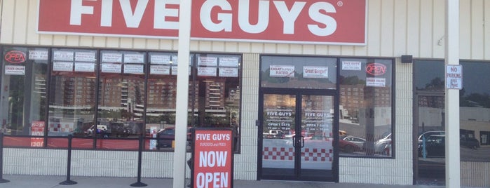 Five Guys is one of Bridgetさんのお気に入りスポット.