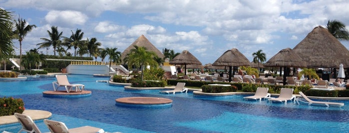 Alberca/Pool is one of Tempat yang Disukai Carlos.