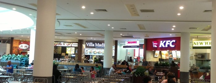 Bramalea City Centre Food Court is one of Tempat yang Disukai Darwin.