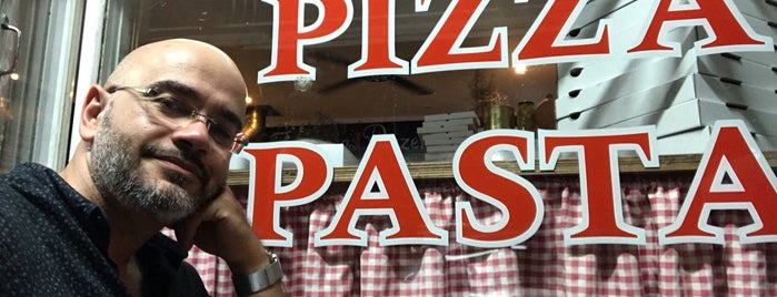 Francesca's Pizzeria is one of สถานที่ที่ David ถูกใจ.