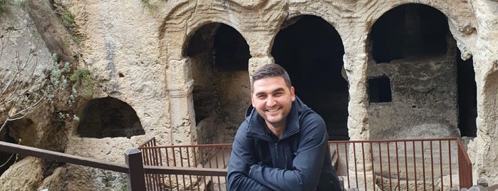 Beşikli Mağara is one of HatayGezilecek.