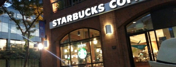 Starbucks is one of Locais curtidos por Usaj.