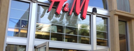 H&M is one of Locais curtidos por Mike.