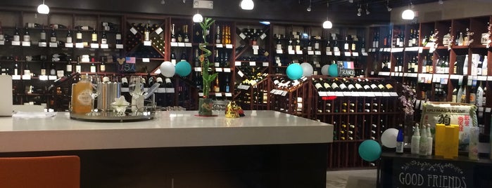 kakaako wine and sake collection is one of Lugares favoritos de kiks.