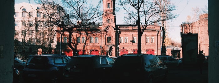 Второе (красное) здание юридического факультета СПбГУ is one of Учеба .