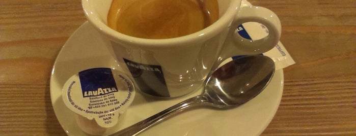 Pivovar Hostivar H1 is one of Hot Coffee koštuje kávu.
