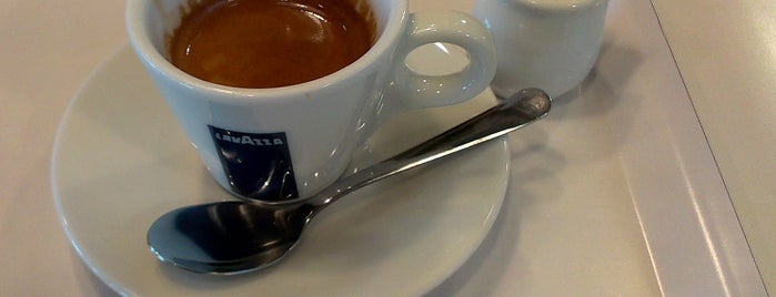 IKEA restaurace is one of Hot Coffee koštuje kávu.