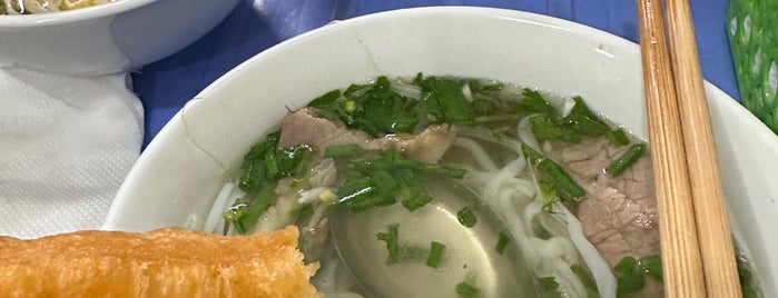 Phở Hàng Trống is one of Hanoi food.