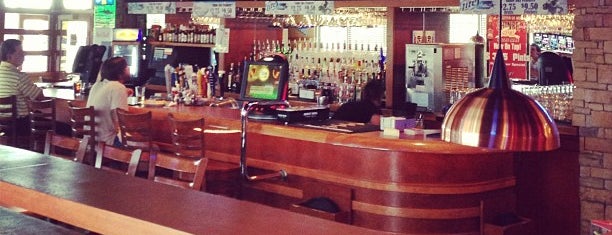 Boston's Restaurant & Sports Bar is one of Tempat yang Disukai Raven.